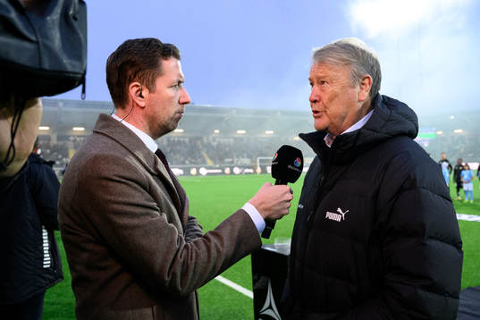 Malmö FFs tränare Åge Hareide blir intervjuad av