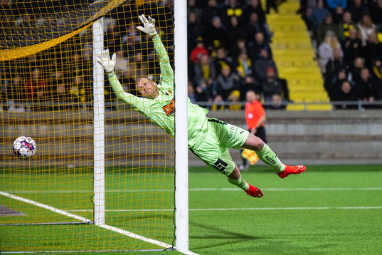 Malmö FFs Felix Beijmo (ej i bild) gör 2-1 bakom Häckens