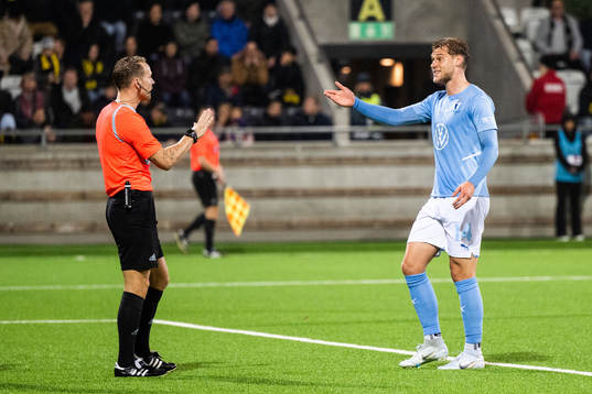 Malmö FFs Felix Beijmo och Domare Kristoffer Karlsson