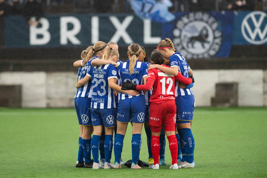 IFK Göteborgs spelare innan fotbollsmatchen i kvalet till