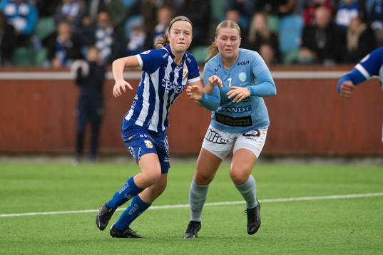 IFK Göteborgs Emma Broddheimer och Vikens Linnéa