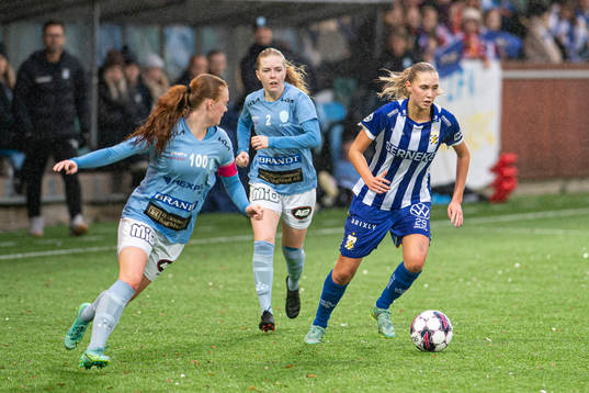 Vikens Lagkapten Klara Persson, Frida Jansson och IFK
