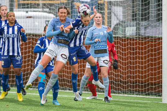 Vikens Evelina Väyrynen och IFK Göteborgs Leia Molund