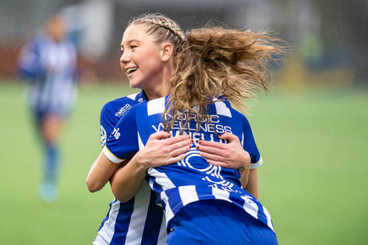 IFK Göteborgs Ebba Fjordskär och Thilda Gianello jublar