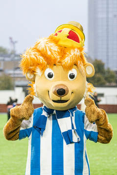 IFK Göteborgs maskot Leo jublar