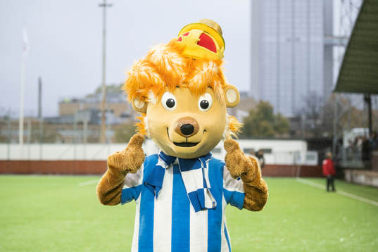 IFK Göteborgs maskot Leo jublar