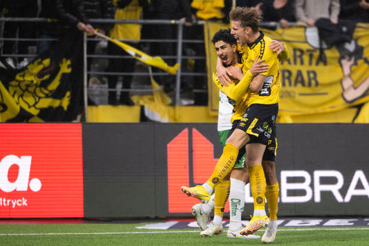 Elfsborgs Ahmed Qasem och Noah Söderberg jublar