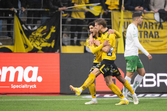 Elfsborgs Ahmed Qasem och Noah Söderberg jublar