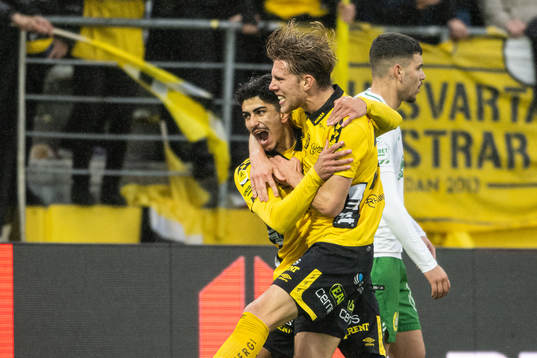 Elfsborgs Ahmed Qasem och Noah Söderberg jublar