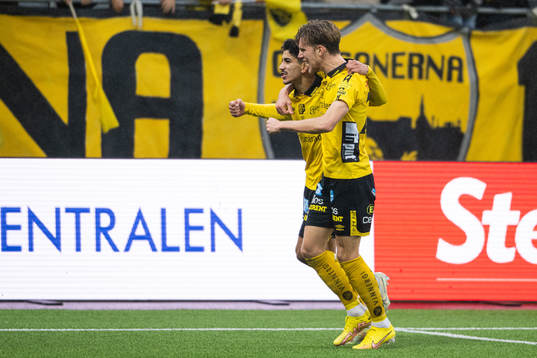 Elfsborgs Ahmed Qasem och Noah Söderberg jublar