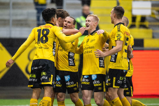 Elfsborgs spelare och Noah Söderberg jublar