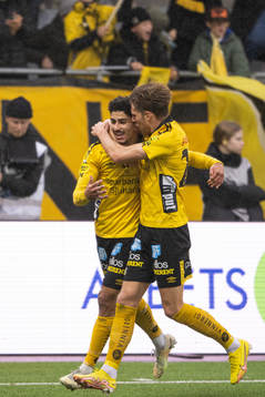 Elfsborgs Ahmed Qasem och Noah Söderberg jublar