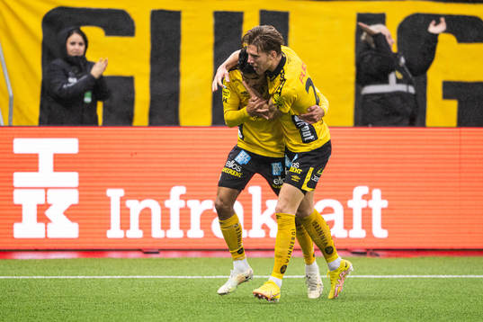 Elfsborgs Ahmed Qasem och Noah Söderberg jublar
