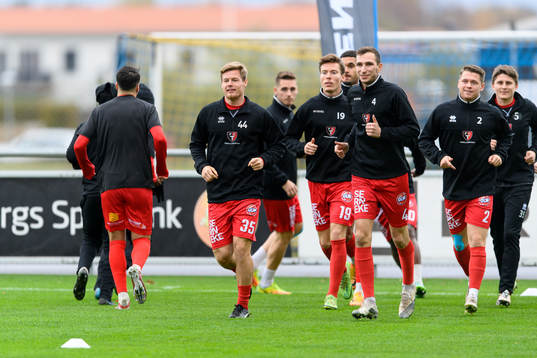 Trollhättans spelare före fotbollsmatchen i Ettan södra