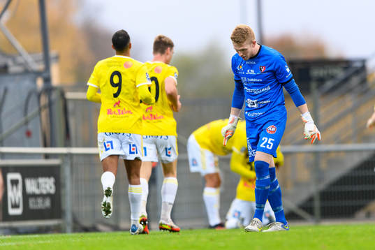 Trollhättans målvakt Johan Becker deppar