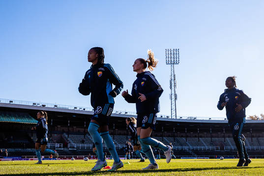 Djurgårdens Linda Maserame Motlhalo ,ed lagkamrater