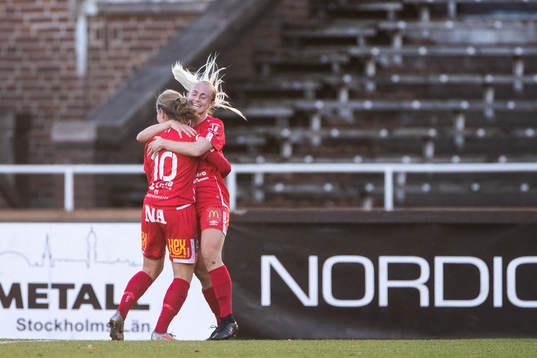 Örebros Michaela Kovacs och Heidi Kollanen jublar