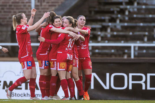Örebros Michaela Kovacs jublar med lagkamrater