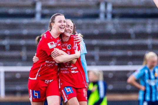 Örebros Maja Regnås Valcic och Michaela Kovacs jublar