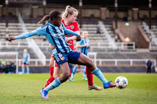 Djurgårdens Flavine Mawete Musolo och Örebros Berglind