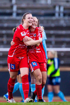 Örebros Maja Regnås Valcic och Michaela Kovacs jublar