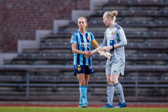 Djurgårdens Nellie Lilja och målvakt Hedvig Lindahl deppar
