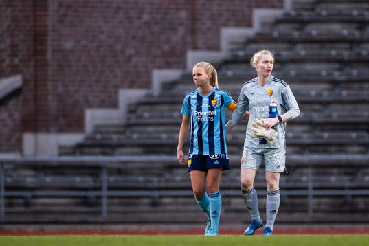 Djurgårdens Nellie Lilja och målvakt Hedvig Lindahl deppar