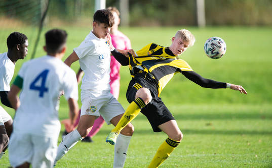 IFK Hässleholms Linus Roslund, tröjdragning, i