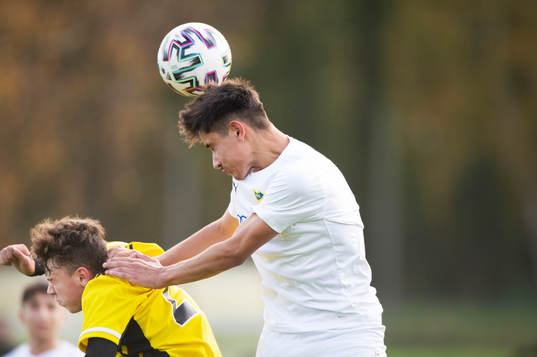 Knuff i ryggen på IFK Hässleholms Max Nilsson i