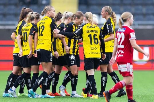 Häckens Anna Anvegård jublar med lagkamrater