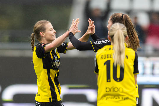 Häckens Anna Anvegård jublar med lagkamrater