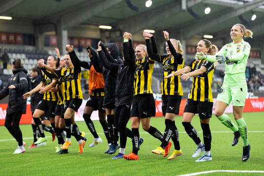 Häckens spelare jublar