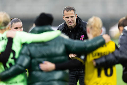 Häckens tränare Robert Vilahamn pratar med sina spelare