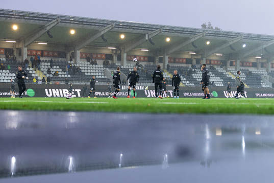 Häcken värmer upp innan fotbollsmatchen i Allsvenskan