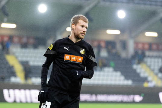 Häckens Simon Gustafson värmer upp innan  fotbollsmatchen