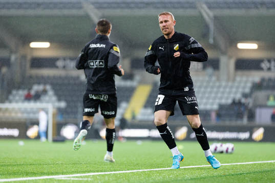 Häckens Mikkel Rygaard Jensen  värmer upp innan