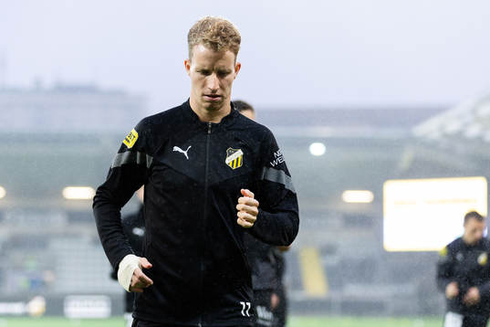 Häckens Samuel Gustafson värmer upp innan