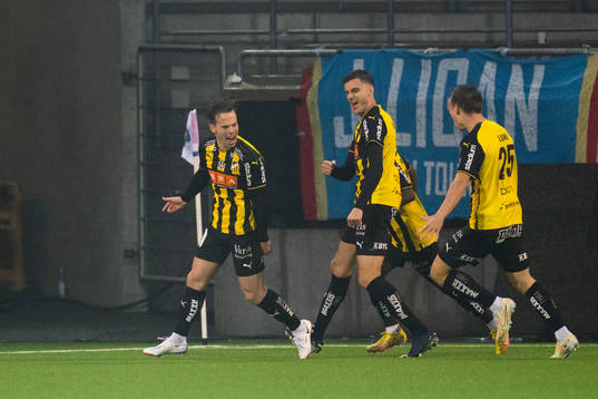 Häckens Lars Olden Larsen jublar med lagkamrater