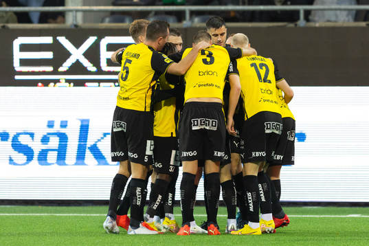 Häckens Lars Olden Larsen jublar med lagkamrater