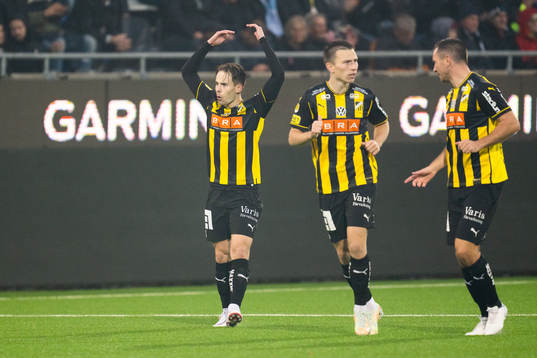 Häckens Lars Olden Larsen jublar med lagkamrater