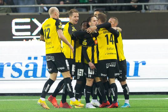 Häckens Lars Olden Larsen jublar med lagkamrater