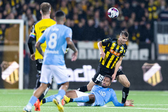 Malmö FFs Isaac Kiese Thelin och Häckens Johan Hammar