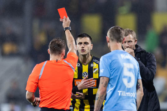 Häckens Alexander Jeremejeff får rött kort