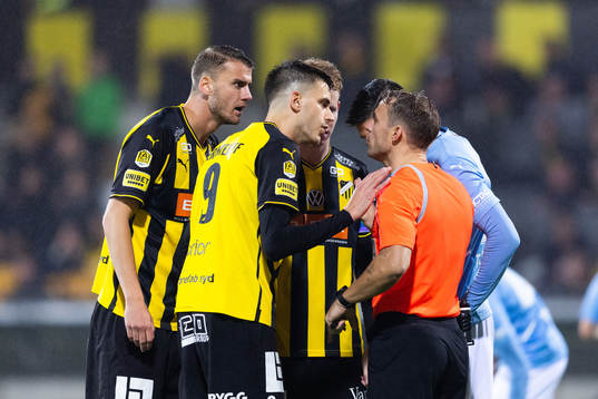 Domare Kristoffer Karlsson och Häckens Johan Hammar,
