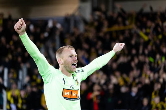 Häckens målvakt Peter Abrahamsson jublar