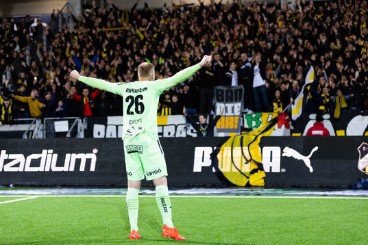 Häckens målvakt Peter Abrahamsson jublar