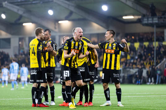 Häckens spelare jublar