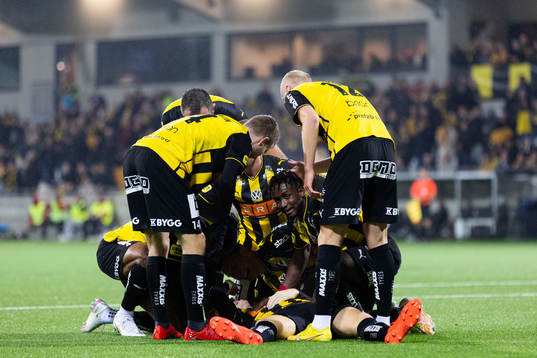 Häckens Simon Gustafson jublar med lagkamrater