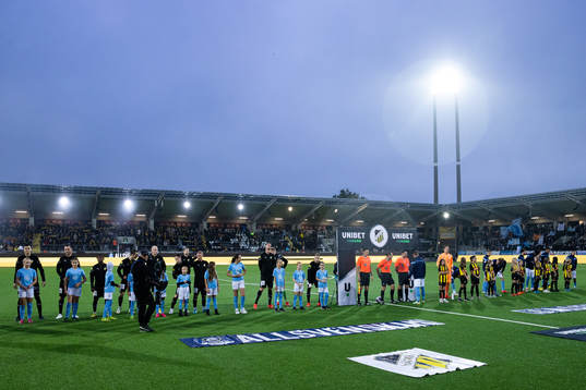 Line up innan fotbollsmatchen i Allsvenskan mellan Häcken