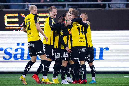 Häckens Lars Olden Larsen jublar med lagkamrater